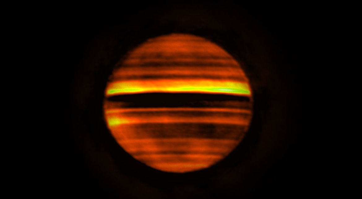 An image of Jupiter taken at different wavelengths by ALMA shows that the planet’s zones (bright) are warmer and belts (darker) cooler. Credit: ALMA (ESO/NAOJ/NRAO), I. de Pater et al.; NRAO/AUI NSF, S. Dagnello