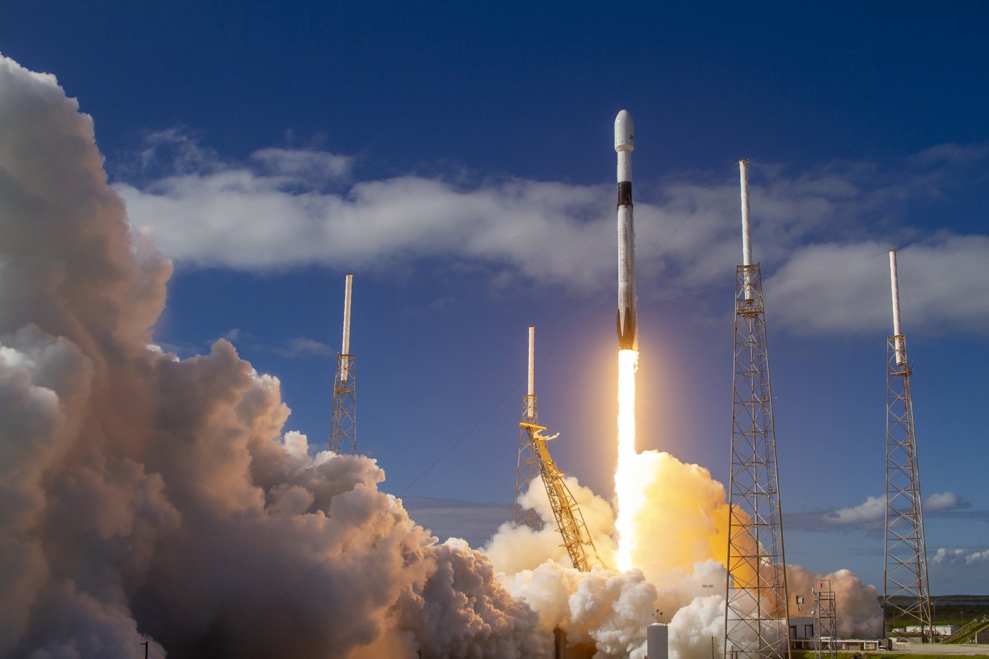 A Falcon 9 lifts off with 60 Starlink satellites onboard