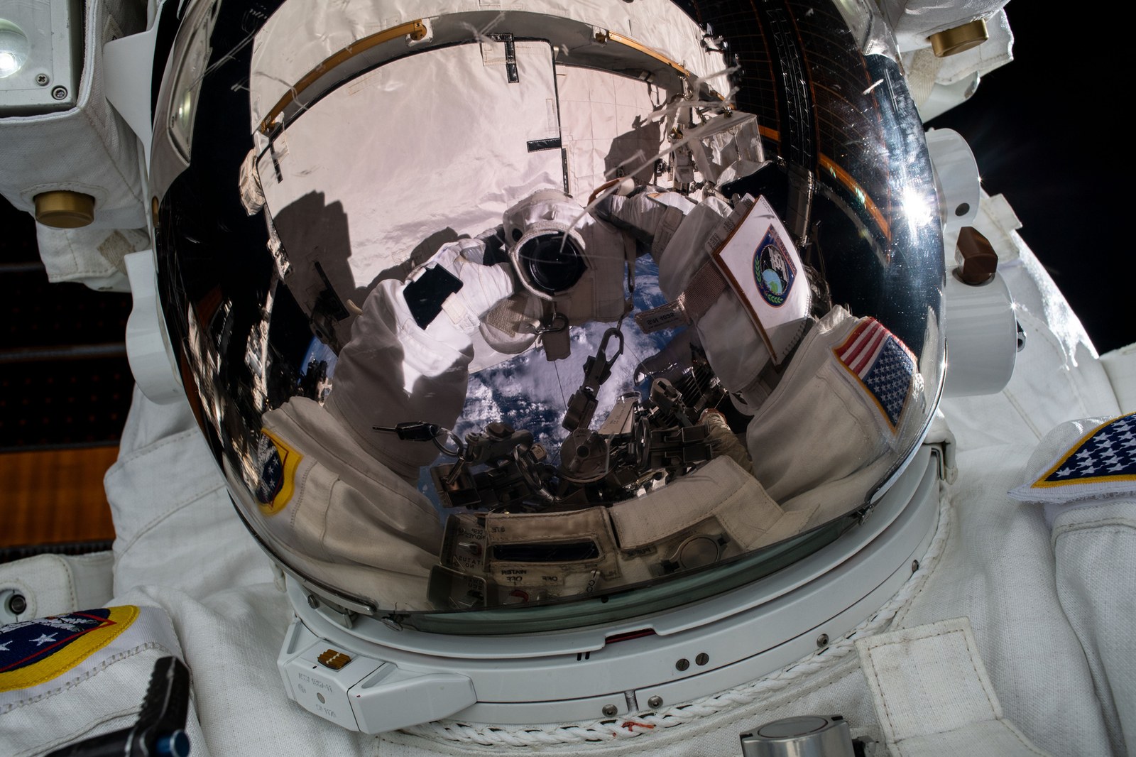 Weir mirrored visor selfie