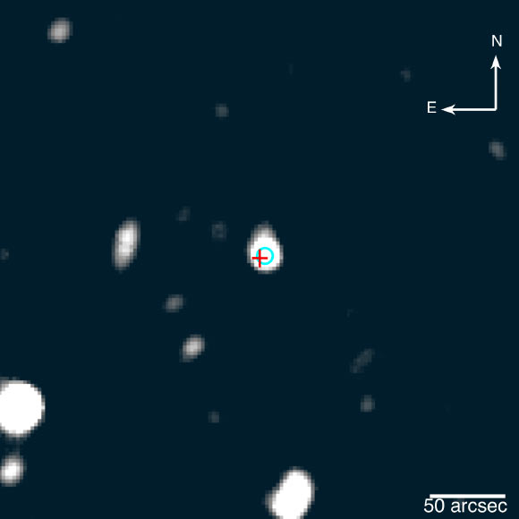 This image (colorized), taken by the X-Ray Telescope on board NASA’s Neil Gehrels Swift Observatory, shows the blazar PSO J030947.49+271757.31. The X-ray position is indicated with a red circle. The cyan cross denotes the position of the source detected by the Panoramic Survey Telescope and Rapid Response System PS1. Image credit: Belladitta et al, doi: 10.1051/0004-6361/201937395.