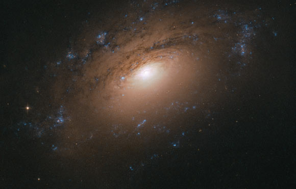 Hubble Snaps Beautiful Image of NGC 3169 | Astronomy – Sci-News.com