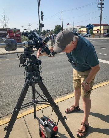 Yellowknifers get sidewalk astronomy lessons – Cabin Radio