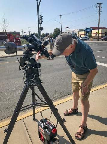 Yellowknifers get sidewalk astronomy lessons – Cabin Radio