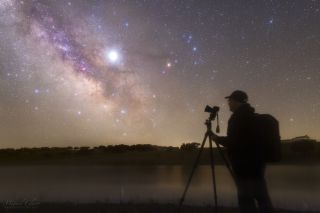 Astronomy Student Silhouetted by Milky Way, Jupiter in Stunning Photo – Space.com