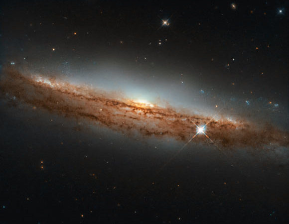 Hubble Spots Edge-On Spiral Galaxy | Astronomy – Sci-News.com