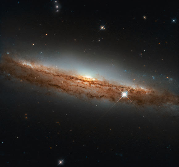 Hubble Spots Edge-On Spiral Galaxy | Astronomy – Sci-News.com