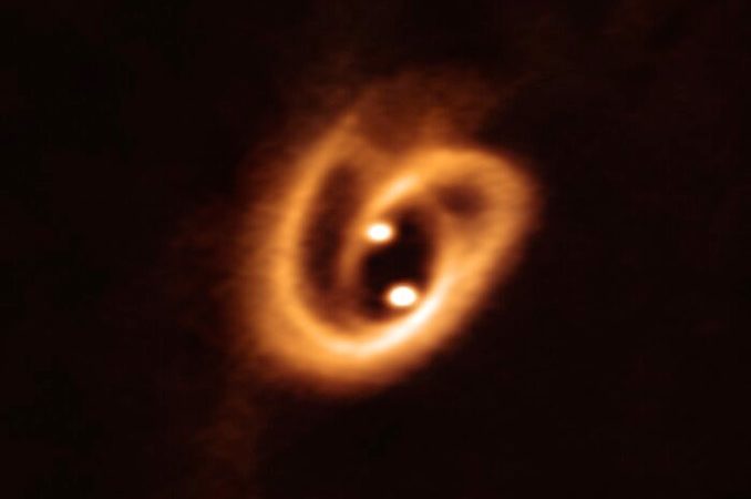 Infant stars dine on a ‘cosmic pretzel’ of dusty debris – Astronomy Now – Astronomy Now Online