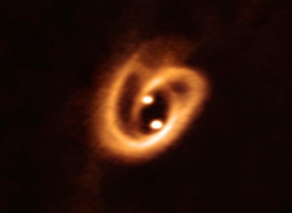 Infant stars dine on a ‘cosmic pretzel’ of dusty debris – Astronomy Now – Astronomy Now Online