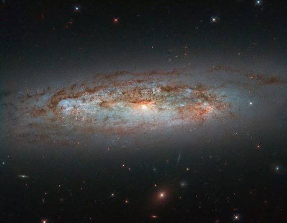 Hubble Captures Detailed Image of Edge-On Spiral Galaxy NGC 3175 | Astronomy – Sci-News.com