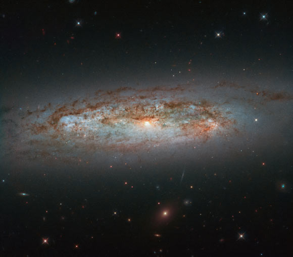 Hubble Captures Detailed Image of Edge-On Spiral Galaxy NGC 3175 | Astronomy – Sci-News.com