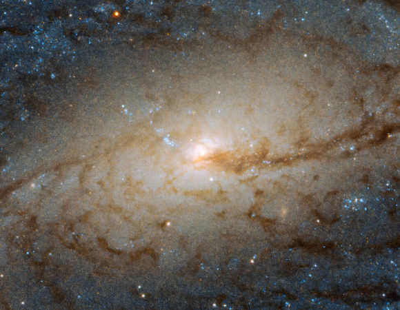 Hubble Space Telescope Zooms In on NGC 3887 | Astronomy – Sci-News.com