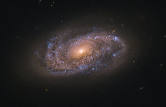 Hubble Space Telescope Captures Beautiful Image of NGC 2906 | Astronomy – Sci-News.com